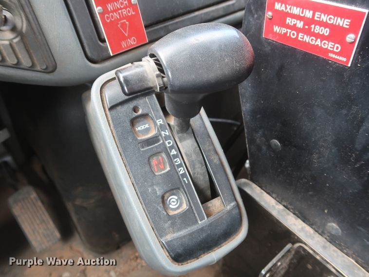 image for item HS9559 2003 International 7400  digger derrick truck