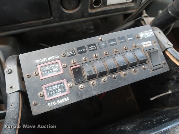 image for item HS9559 2003 International 7400  digger derrick truck