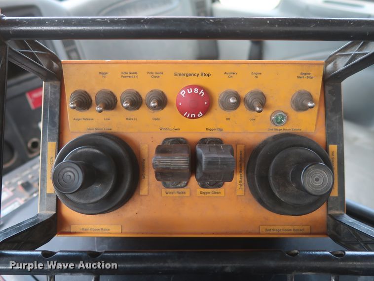 image for item HS9559 2003 International 7400  digger derrick truck