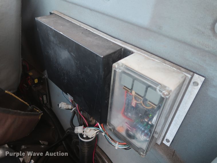 image for item HS9559 2003 International 7400  digger derrick truck