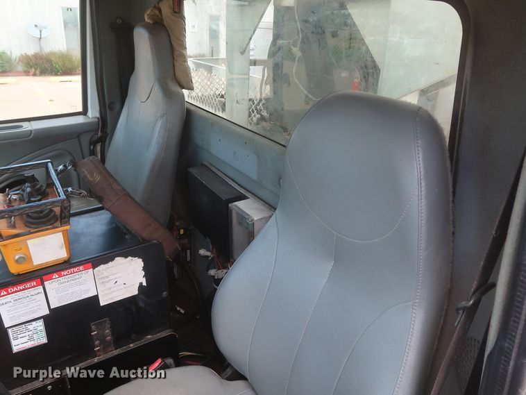 image for item HS9559 2003 International 7400  digger derrick truck