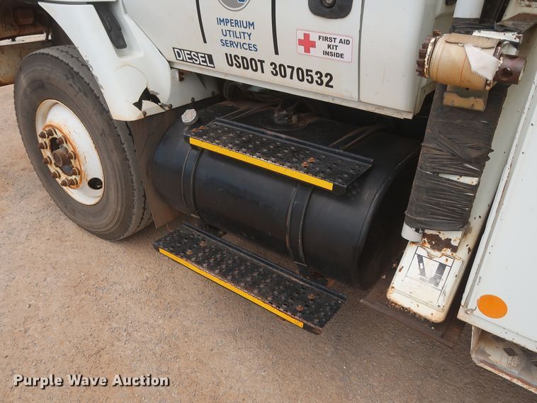 image for item HS9559 2003 International 7400  digger derrick truck