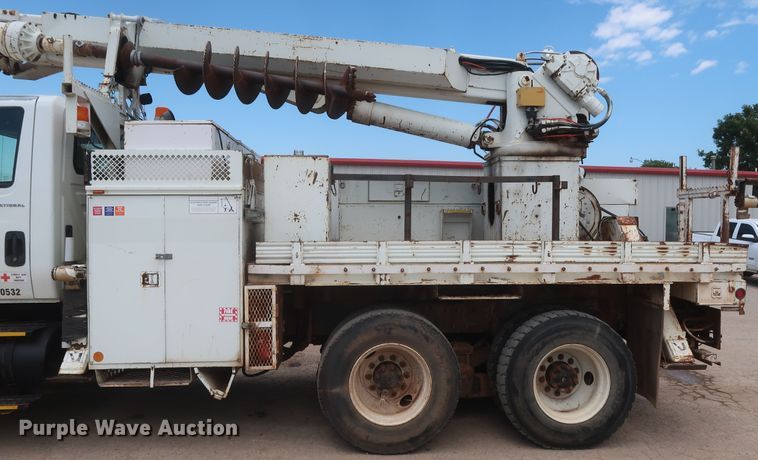 image for item HS9559 2003 International 7400  digger derrick truck