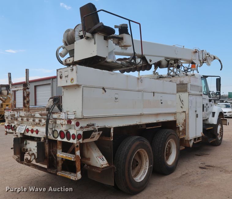 image for item HS9559 2003 International 7400  digger derrick truck