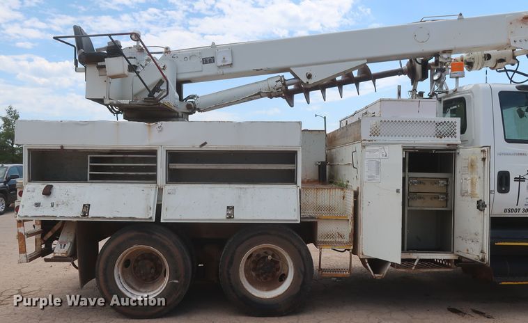 image for item HS9559 2003 International 7400  digger derrick truck