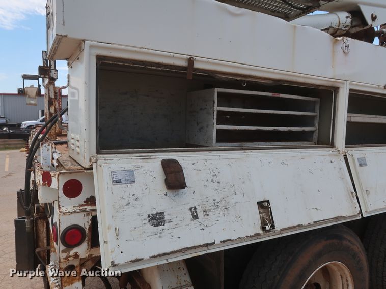 image for item HS9559 2003 International 7400  digger derrick truck