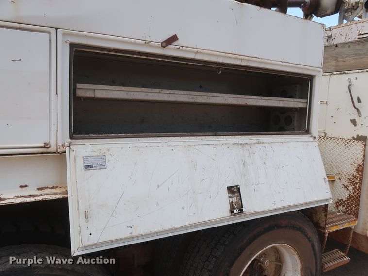 image for item HS9559 2003 International 7400  digger derrick truck