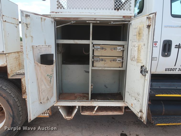 image for item HS9559 2003 International 7400  digger derrick truck