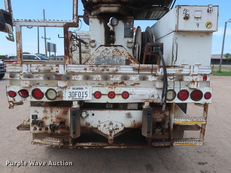 image for item HS9559 2003 International 7400  digger derrick truck