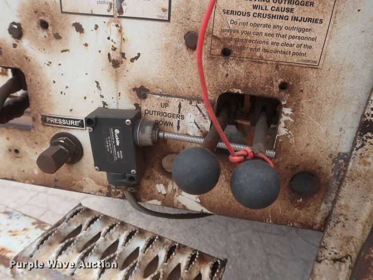 image for item HS9559 2003 International 7400  digger derrick truck