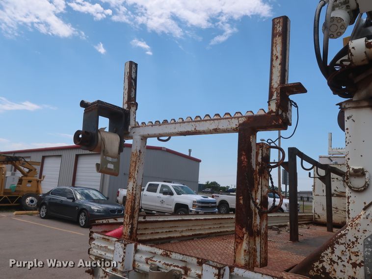 image for item HS9559 2003 International 7400  digger derrick truck