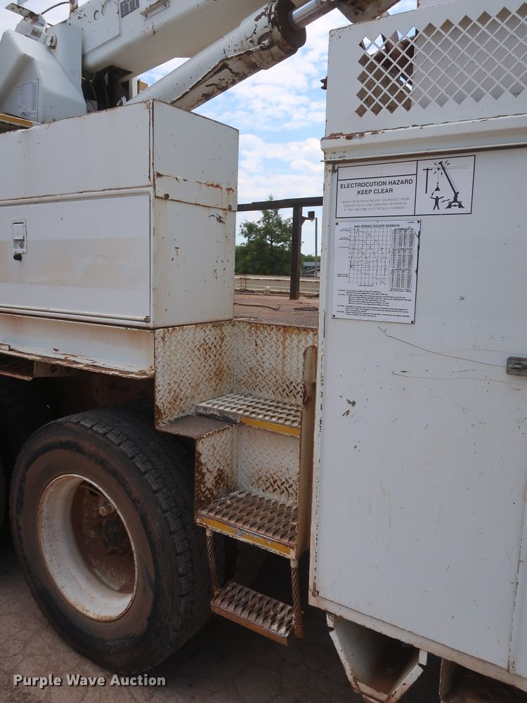 image for item HS9559 2003 International 7400  digger derrick truck