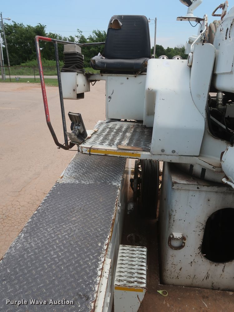 image for item HS9559 2003 International 7400  digger derrick truck