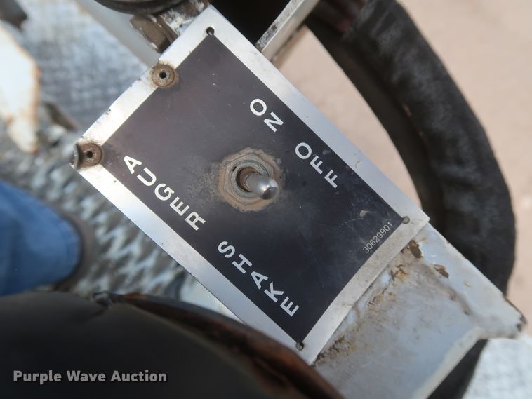 image for item HS9559 2003 International 7400  digger derrick truck