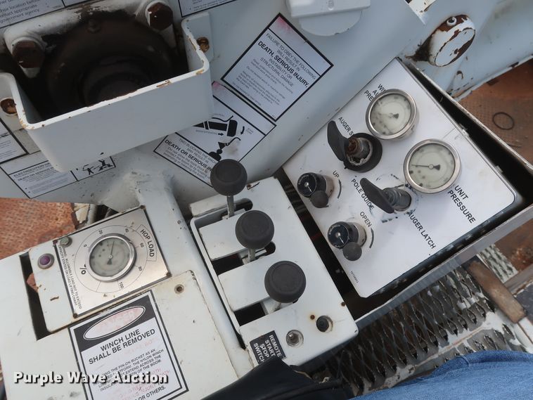 image for item HS9559 2003 International 7400  digger derrick truck