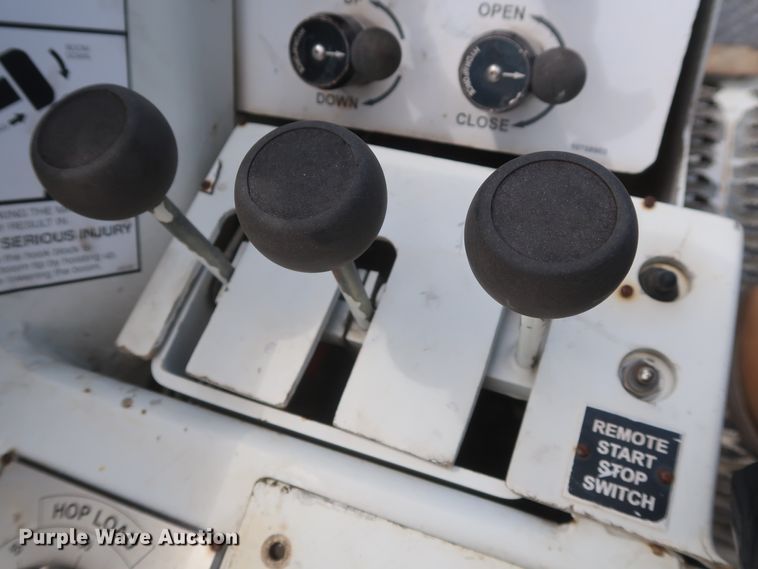 image for item HS9559 2003 International 7400  digger derrick truck