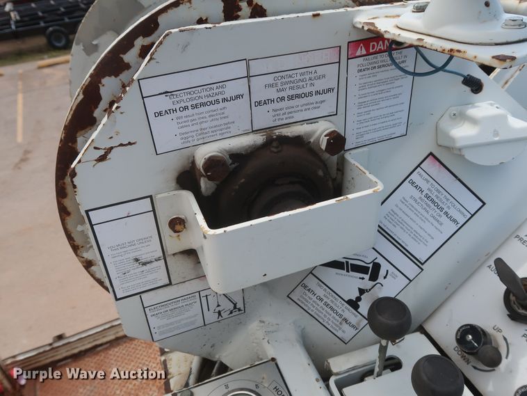 image for item HS9559 2003 International 7400  digger derrick truck