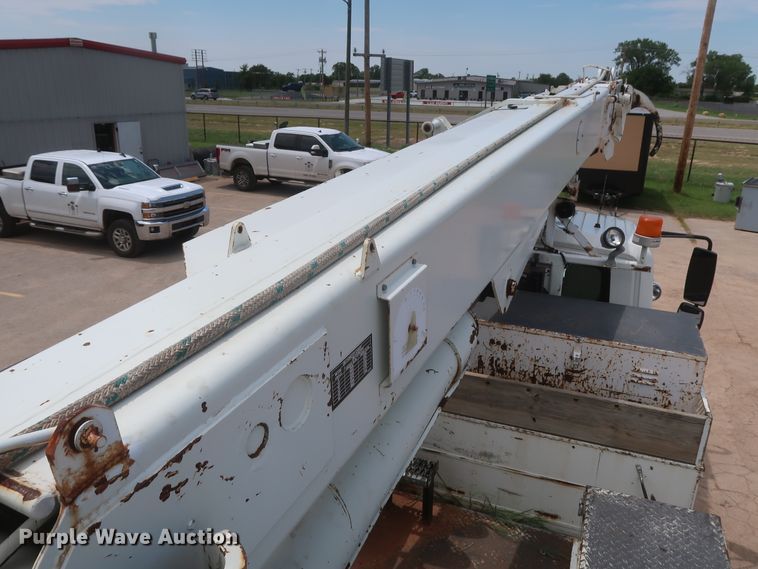 image for item HS9559 2003 International 7400  digger derrick truck