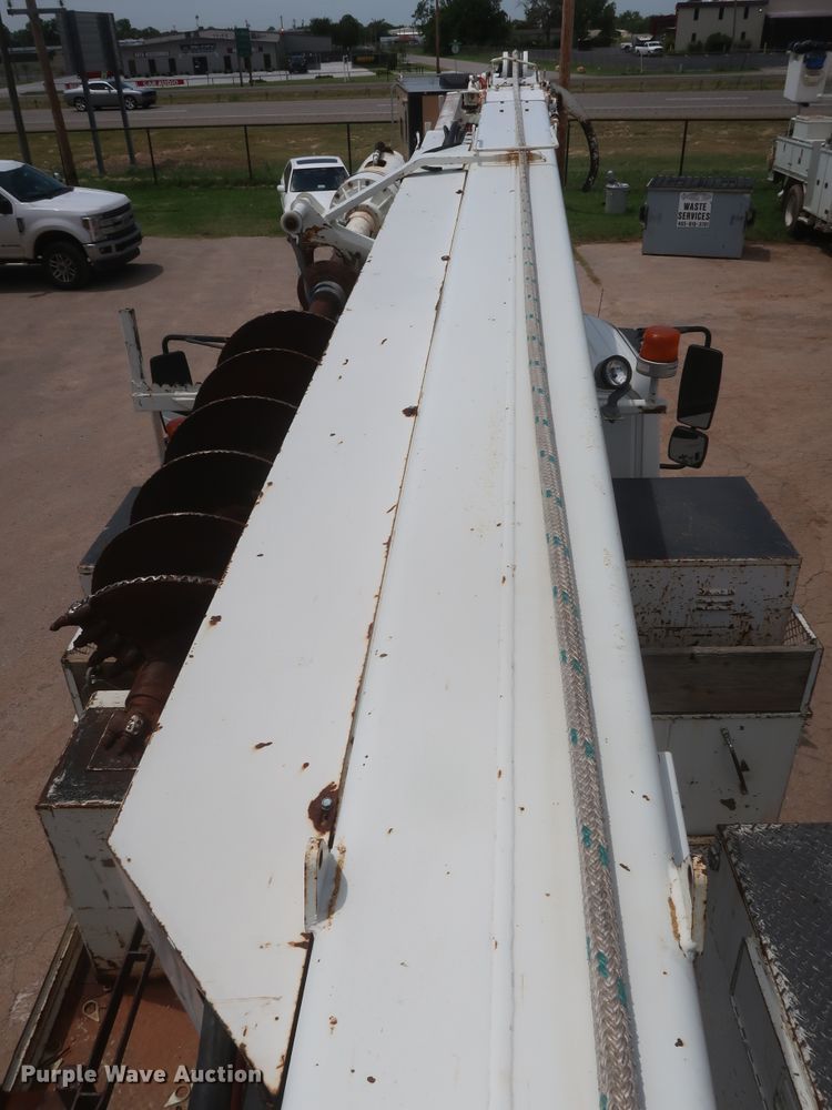 image for item HS9559 2003 International 7400  digger derrick truck