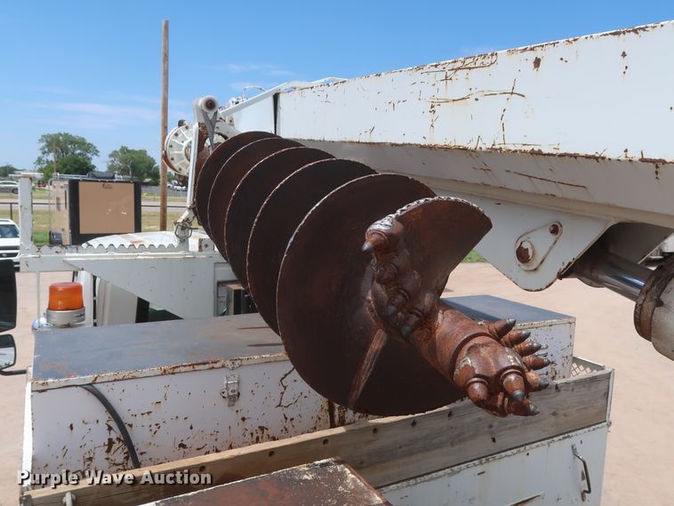 image for item HS9559 2003 International 7400  digger derrick truck