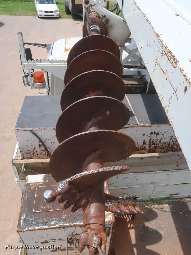 image for item HS9559 2003 International 7400  digger derrick truck