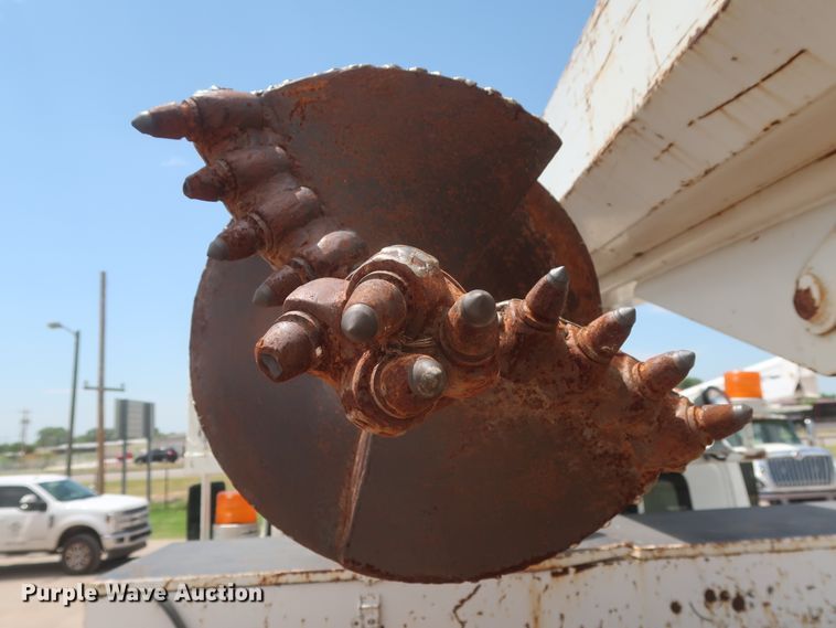 image for item HS9559 2003 International 7400  digger derrick truck