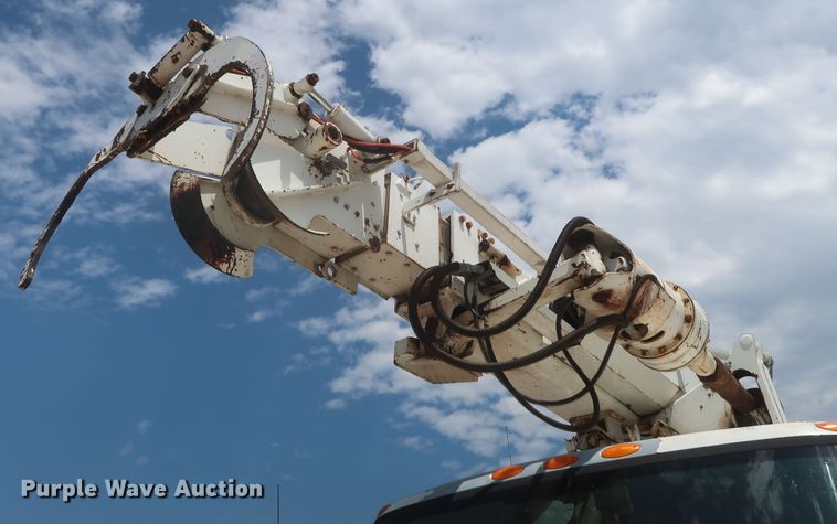 image for item HS9559 2003 International 7400  digger derrick truck