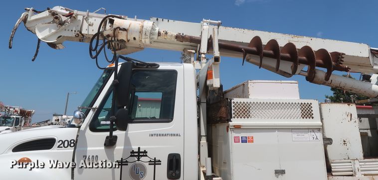 image for item HS9559 2003 International 7400  digger derrick truck