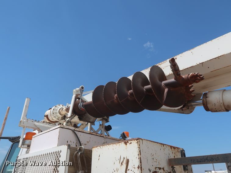 image for item HS9559 2003 International 7400  digger derrick truck