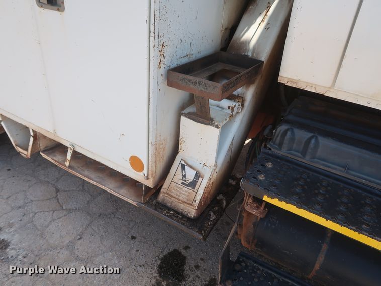 image for item HS9559 2003 International 7400  digger derrick truck