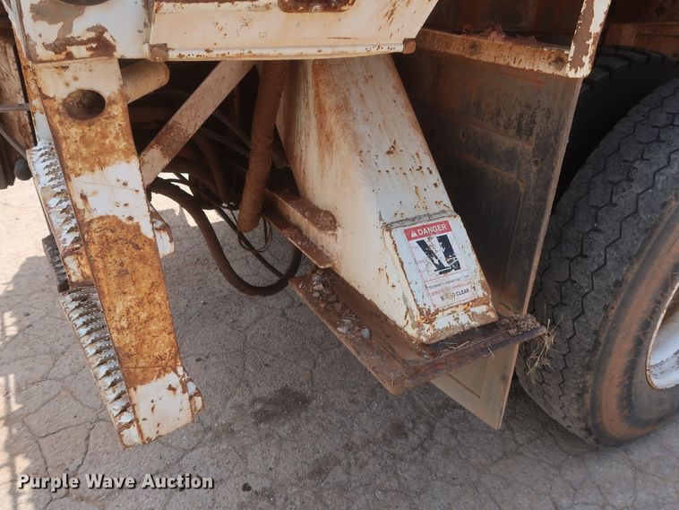 image for item HS9559 2003 International 7400  digger derrick truck