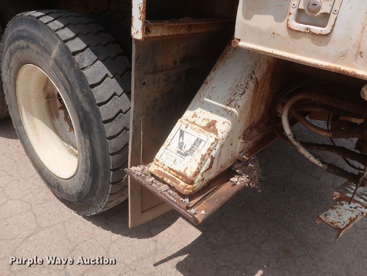 image for item HS9559 2003 International 7400  digger derrick truck