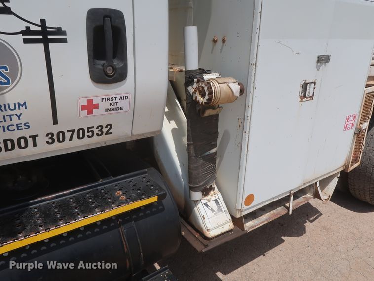 image for item HS9559 2003 International 7400  digger derrick truck