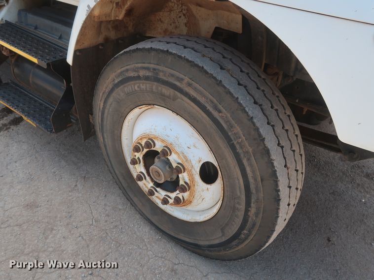 image for item HS9559 2003 International 7400  digger derrick truck