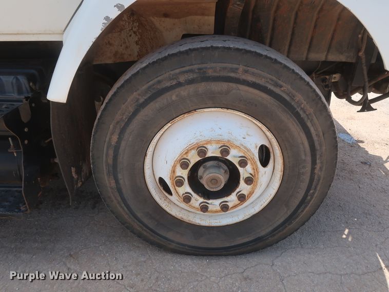 image for item HS9559 2003 International 7400  digger derrick truck