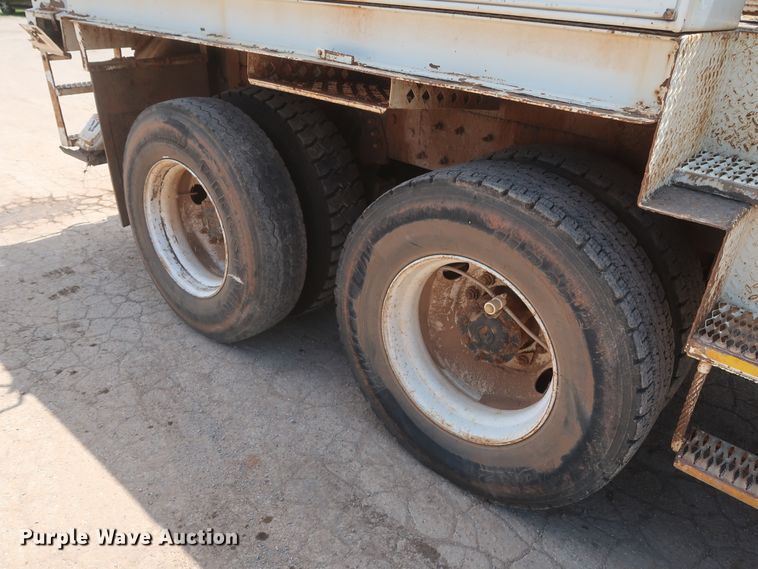 image for item HS9559 2003 International 7400  digger derrick truck