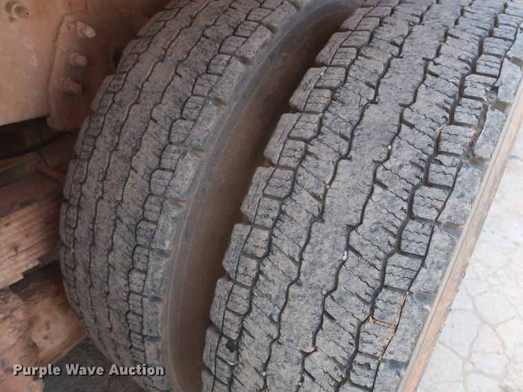 image for item HS9559 2003 International 7400  digger derrick truck