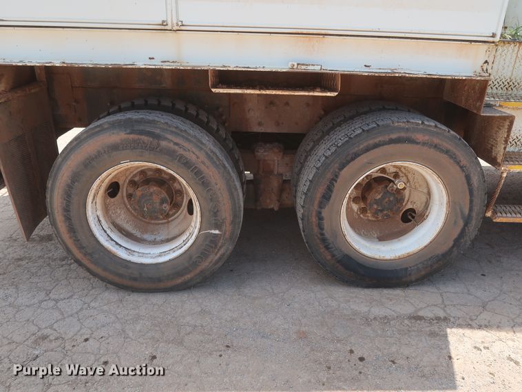 image for item HS9559 2003 International 7400  digger derrick truck