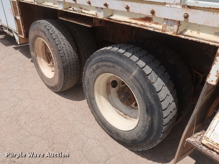 image for item HS9559 2003 International 7400  digger derrick truck