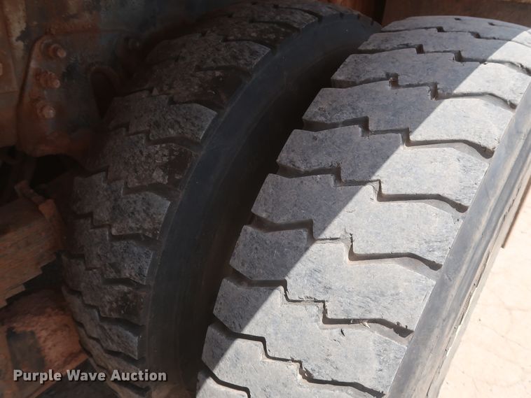 image for item HS9559 2003 International 7400  digger derrick truck