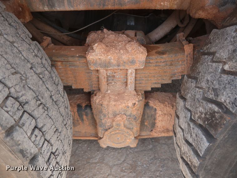 image for item HS9559 2003 International 7400  digger derrick truck