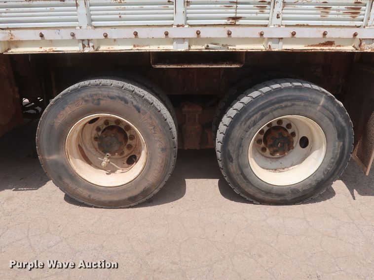 image for item HS9559 2003 International 7400  digger derrick truck