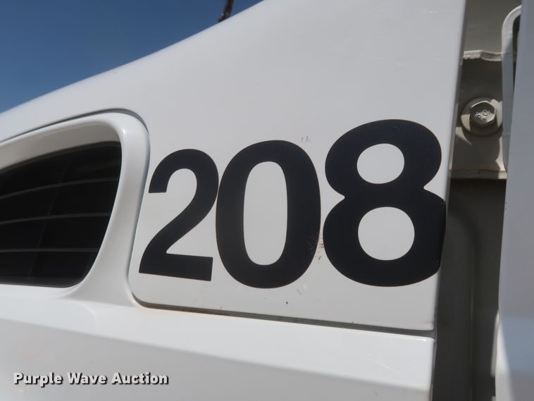 image for item HS9559 2003 International 7400  digger derrick truck