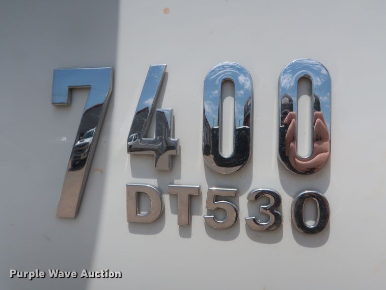 image for item HS9559 2003 International 7400  digger derrick truck