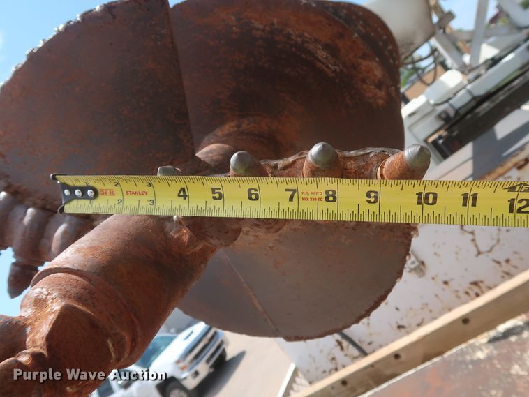 image for item HS9559 2003 International 7400  digger derrick truck