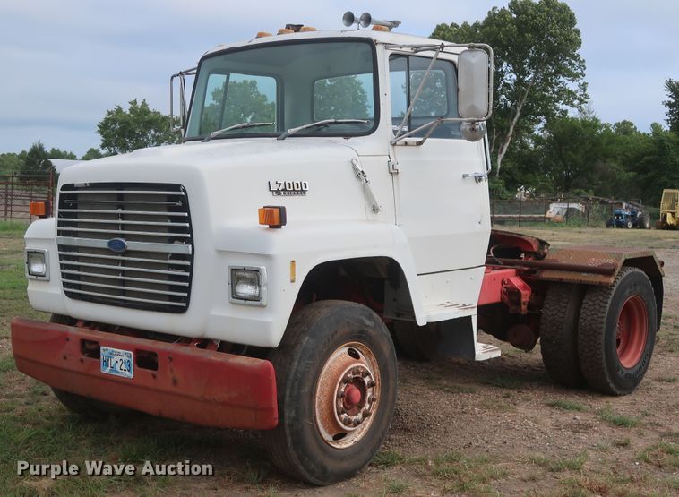 image for item HT9647 1988 Ford L7000  semi truck