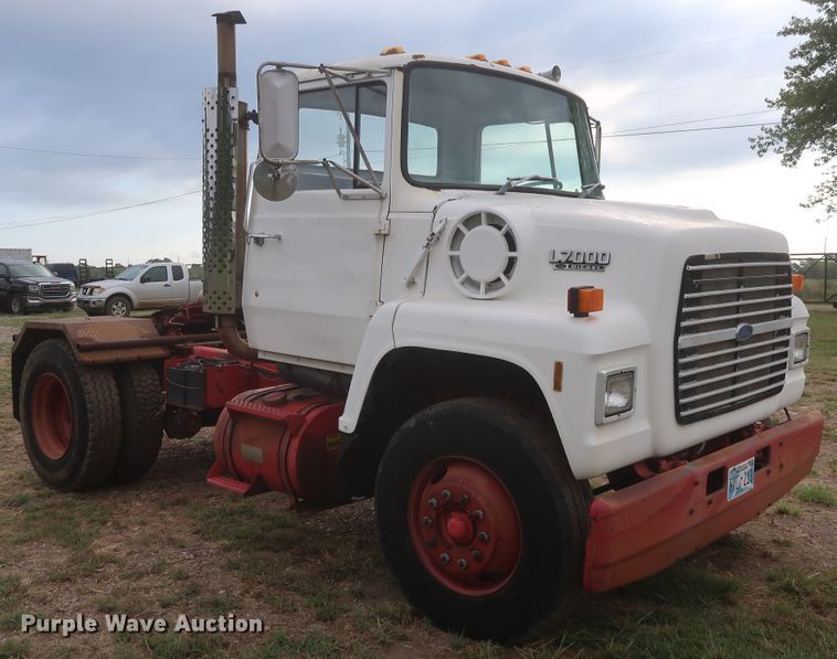 image for item HT9647 1988 Ford L7000  semi truck