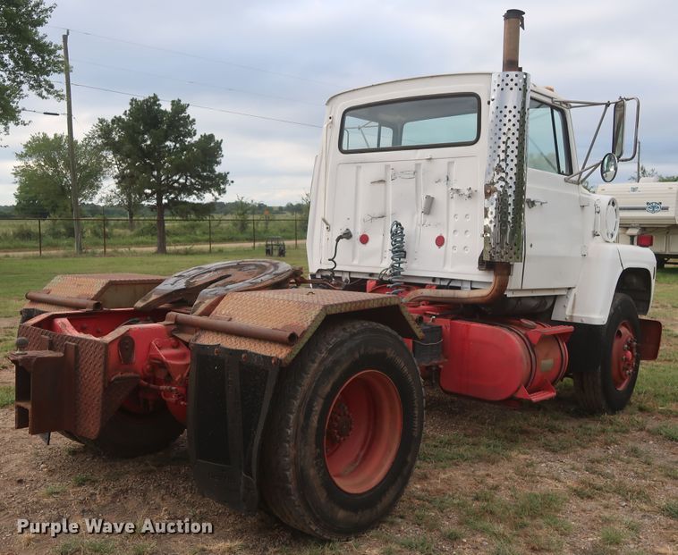 image for item HT9647 1988 Ford L7000  semi truck
