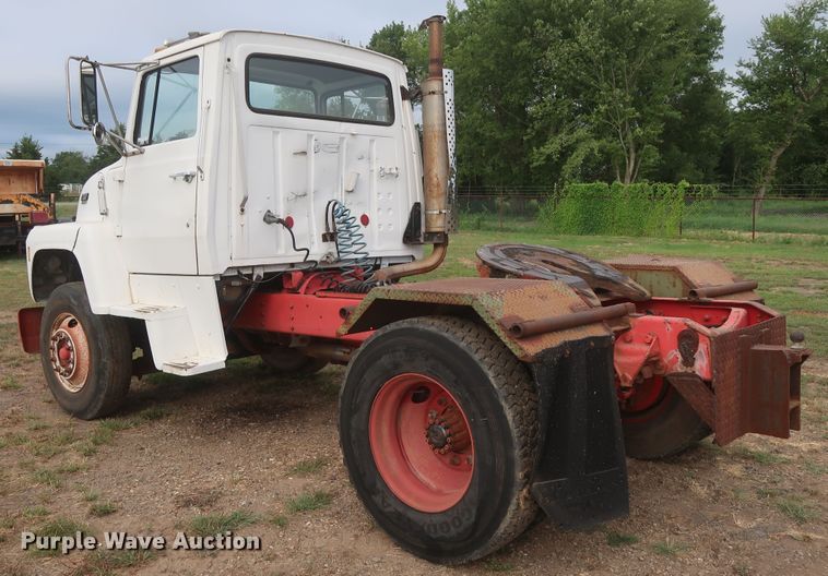 image for item HT9647 1988 Ford L7000  semi truck