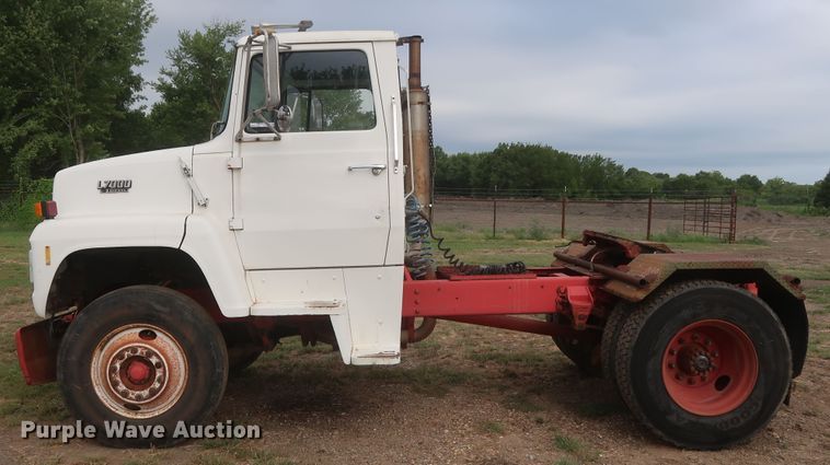 image for item HT9647 1988 Ford L7000  semi truck